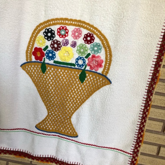 80's Floral Embroidered Bath Towel - Beach Towel - Granny Chic - Bathroom - Picture 13 of 15